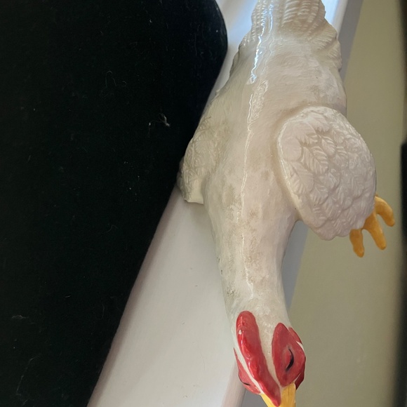 Ceramic Chicken on window ledge - Picture 4 of 7